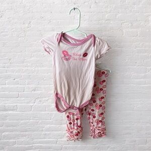Milkberry // 💋 Kisses for Mom Valentines Bamboo Onesie and Pants Set